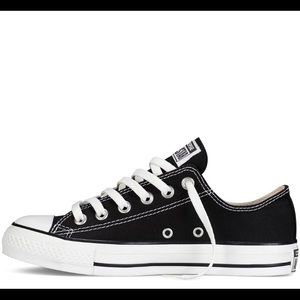 Woman low top black converse size 6